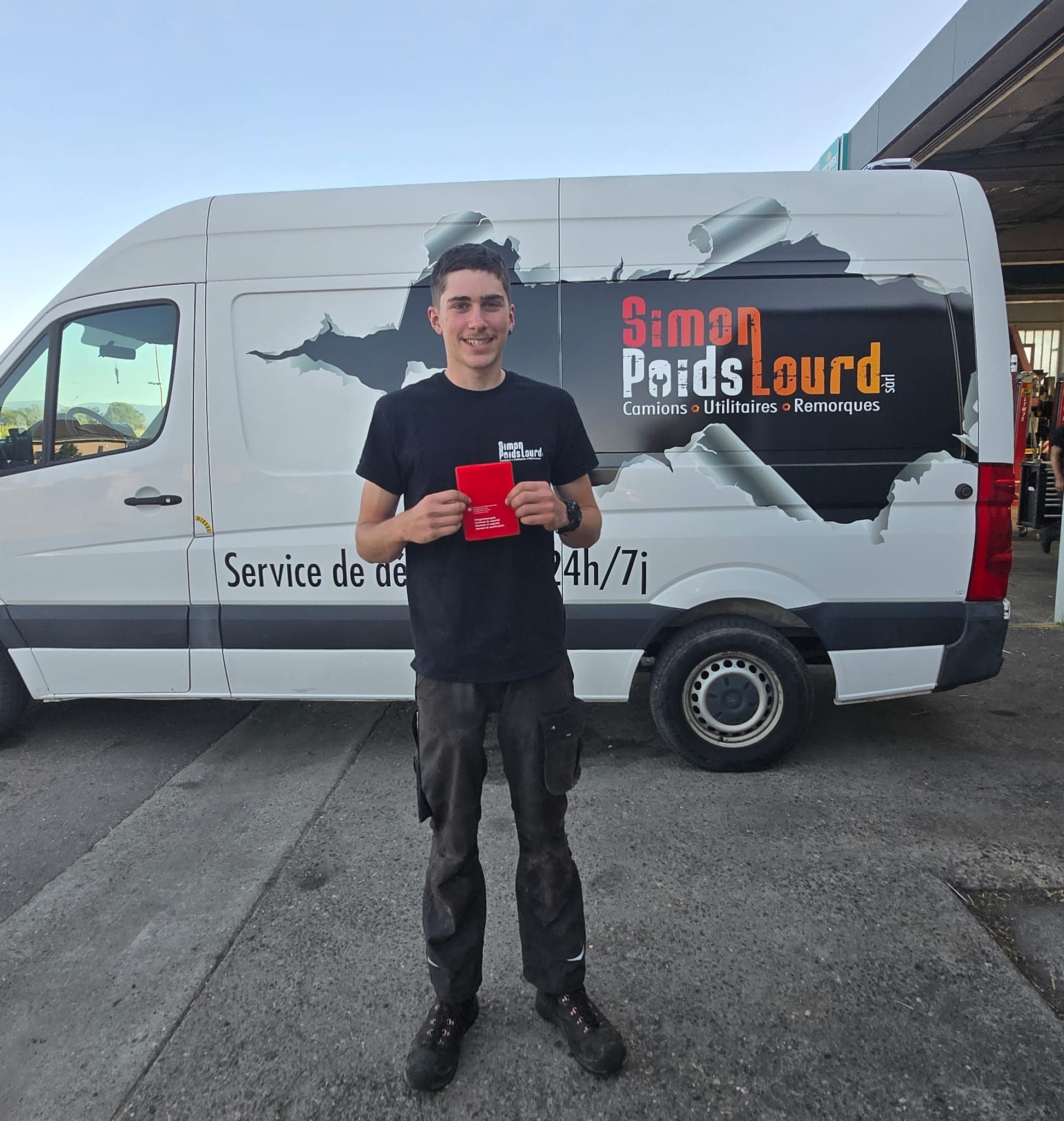 🎉 Une belle réussite et une nouvelle étape ! 🎉 Toute l'équipe de Simon Poids Lourds Sàrl adresse ses plus sincères félicitations à notre apprenti mécatronicien pour l'obtention de son CFC ! Cette réussite récompense son travail, son engagement et sa persévérance tout au long de son apprentissage. Nous sommes également très heureux qu'il poursuive son parcours professionnel à nos côtés en rejoignant notre équipe en tant que collaborateur. Nous lui souhaitons beaucoup de succès dans cette nouvelle étape et nous réjouissons de continuer cette belle collaboration. 👏 Félicitations et bienvenue dans l'équipe !